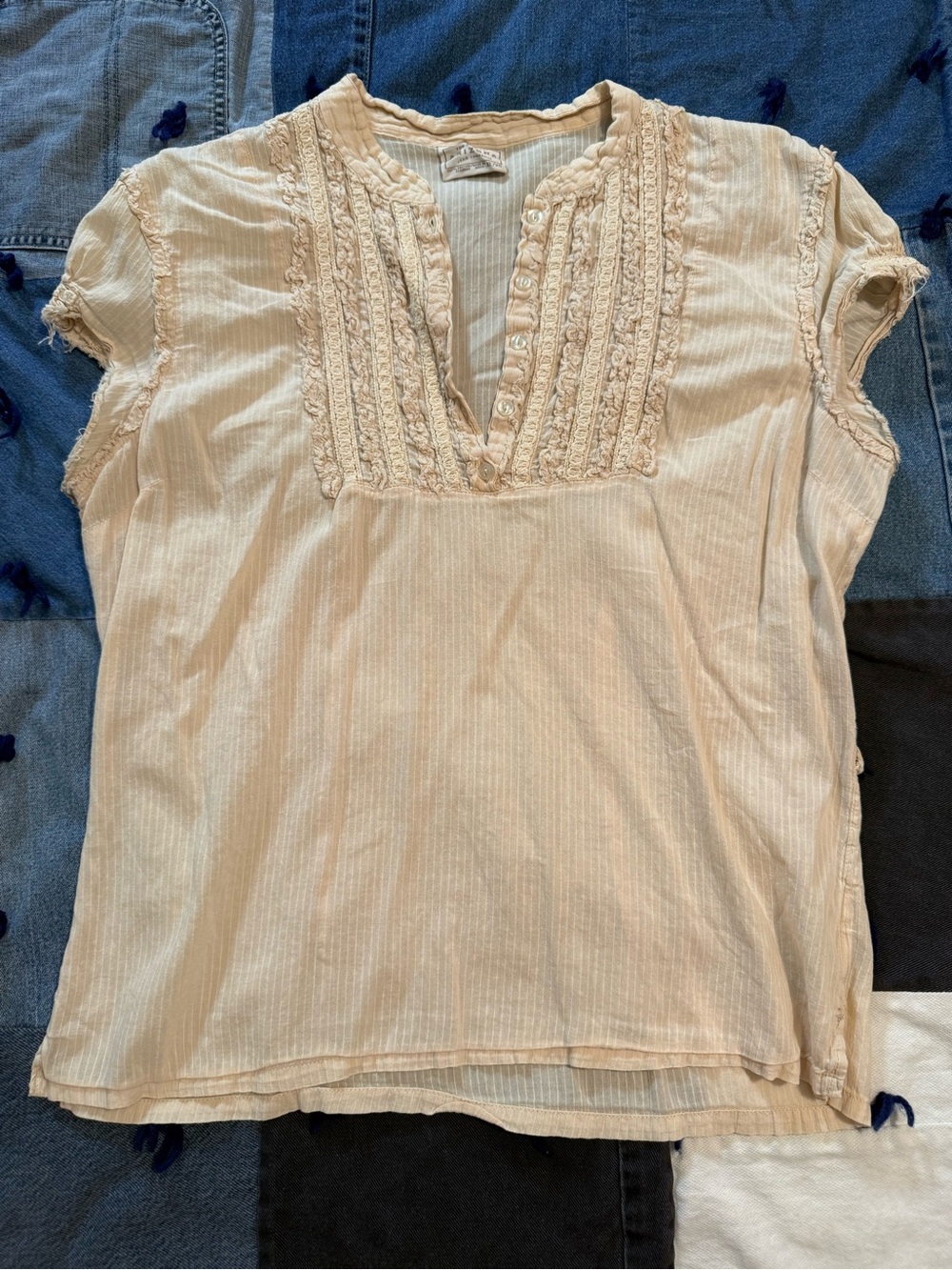 Women’s M Arizona Jean Company Cream Lace-Trim Short Sleeve Top